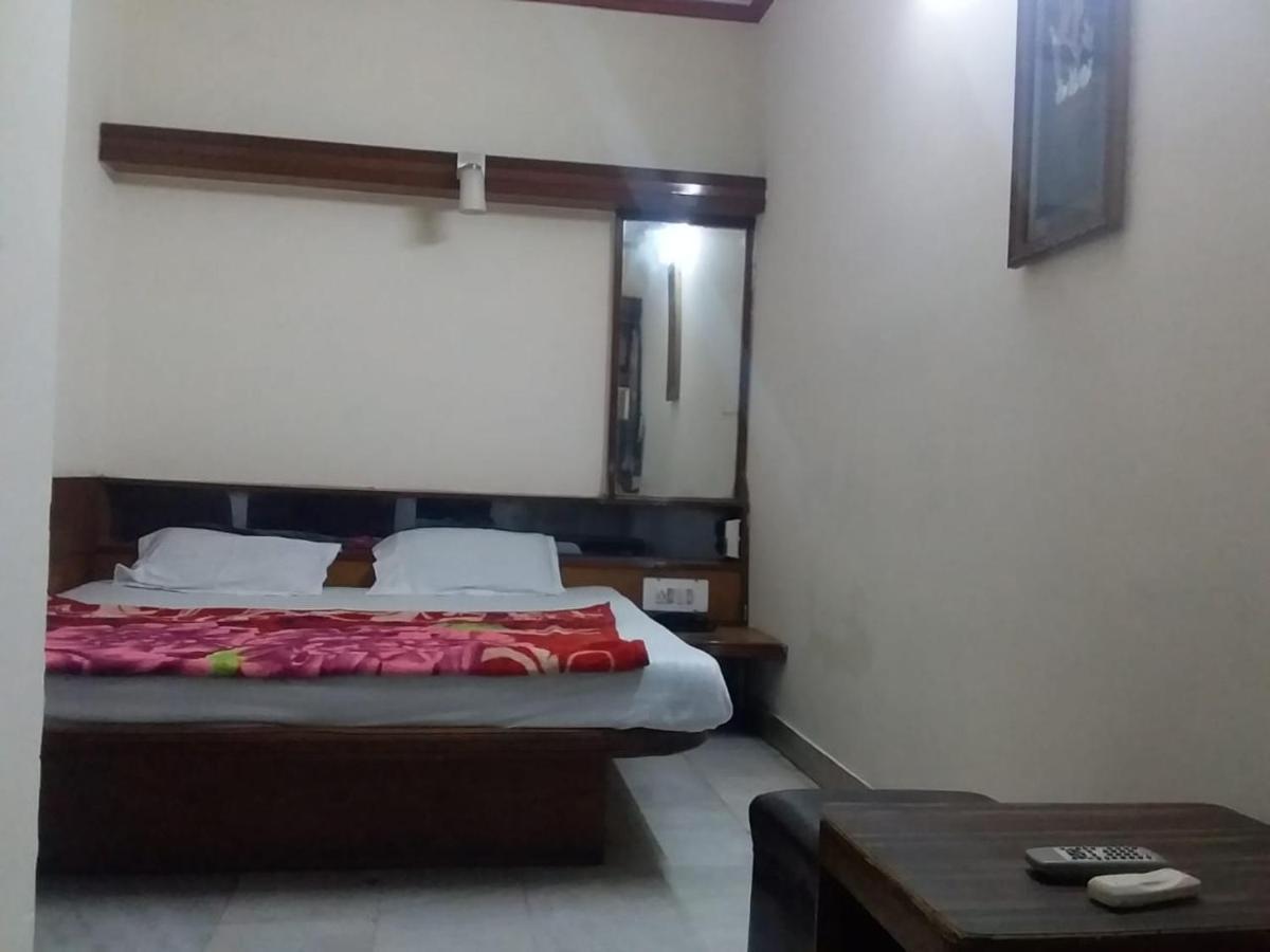 Hotel Yes Please Lodge Нью-Дели Экстерьер фото